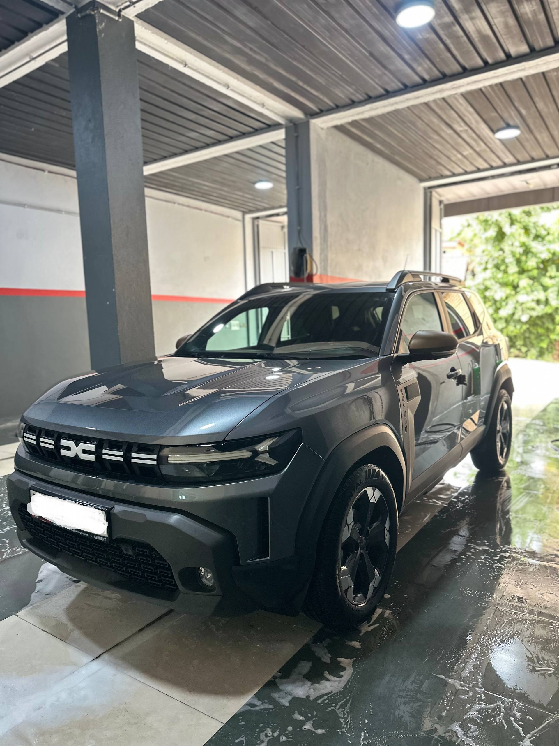 Dacia Duster fraîchement lavé dans le hall Brillo Car