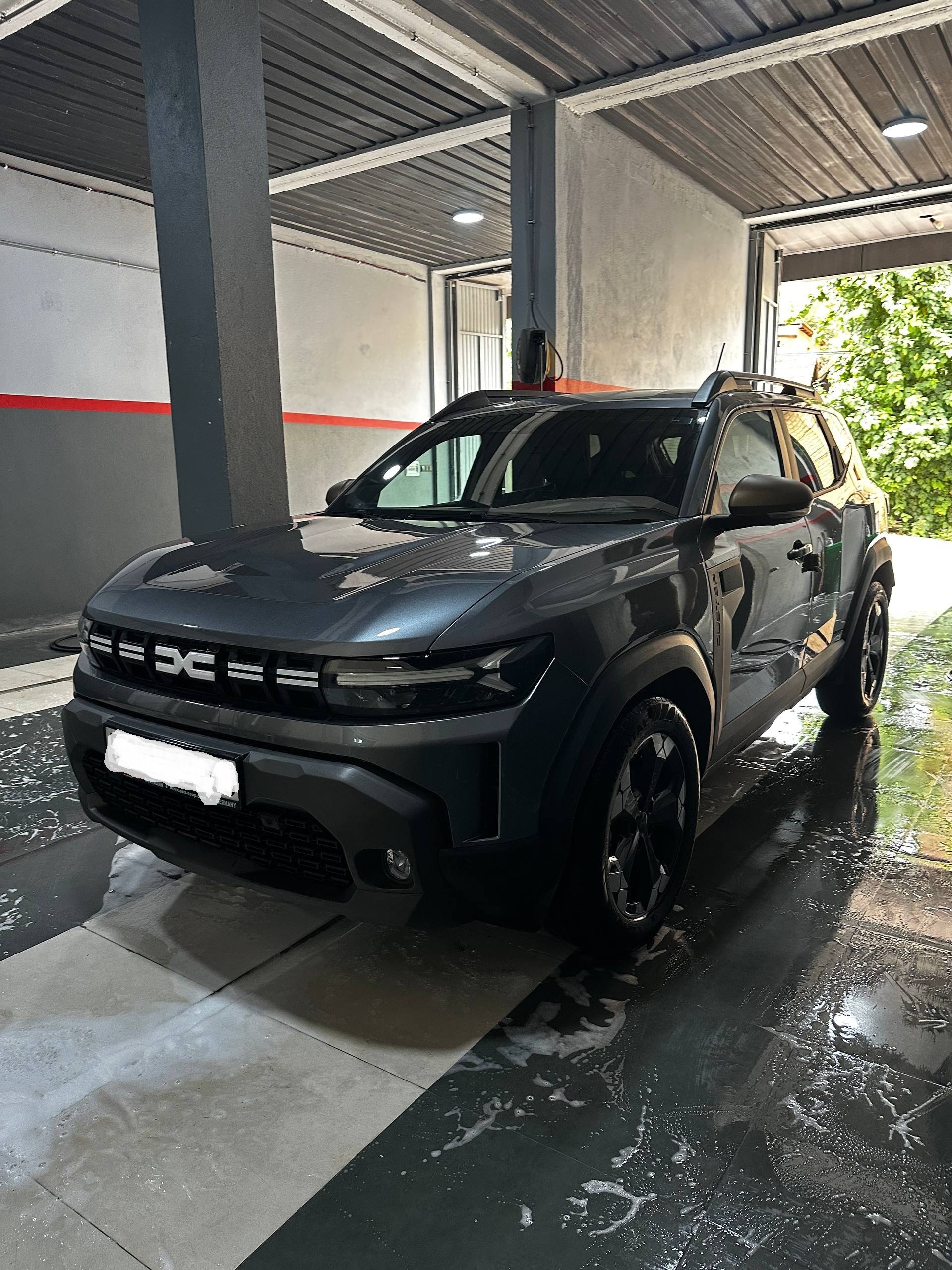 Dacia Duster gris anthracite, finition brillante après lavage