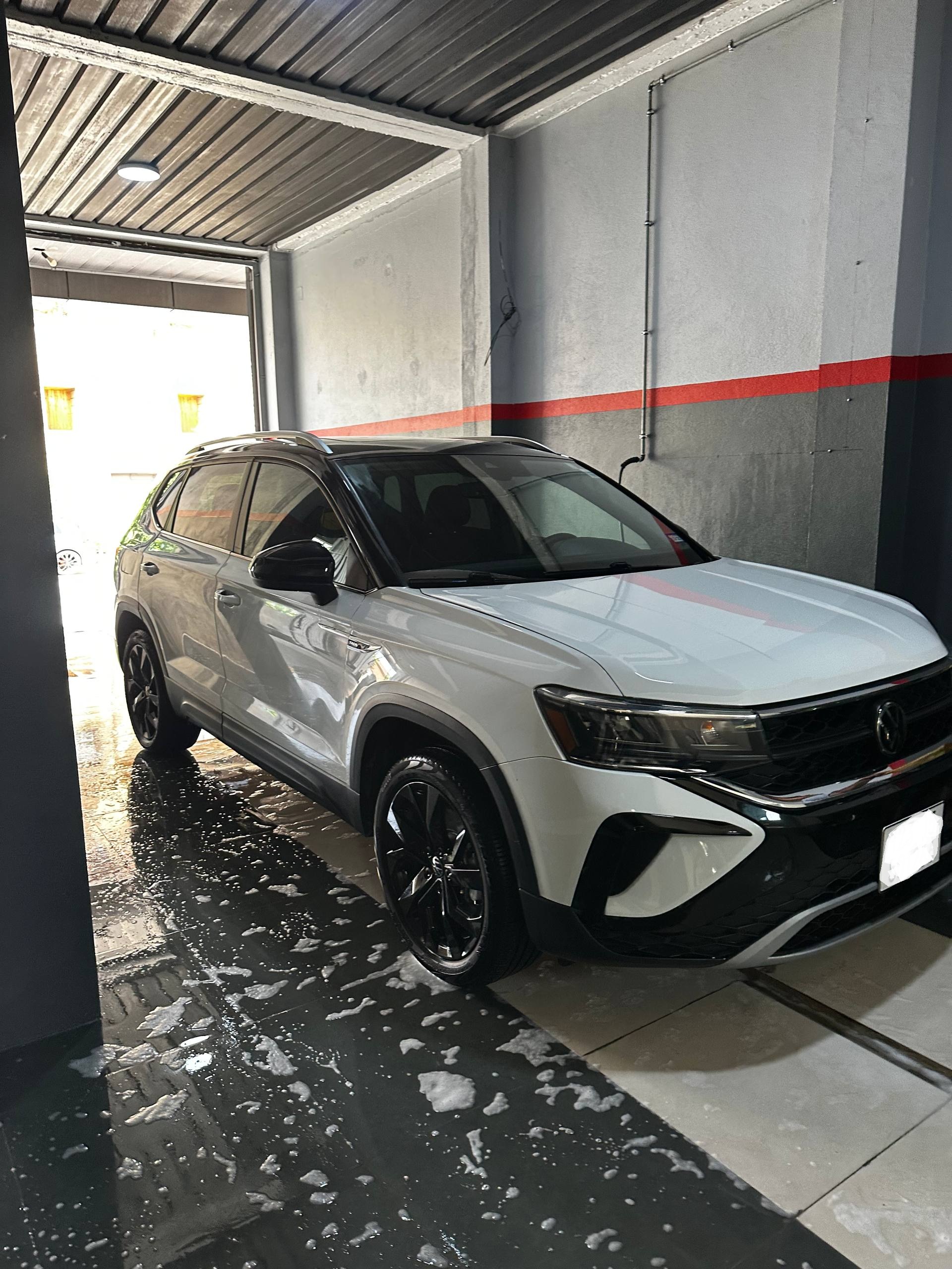 Volkswagen Taos blanc fraîchement lavé, brillance miroir